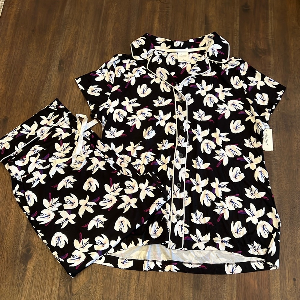 SOMA Rich Black Floral Cool Nights PJs Short Sleeve/Crop Pants Size L NWT Soft